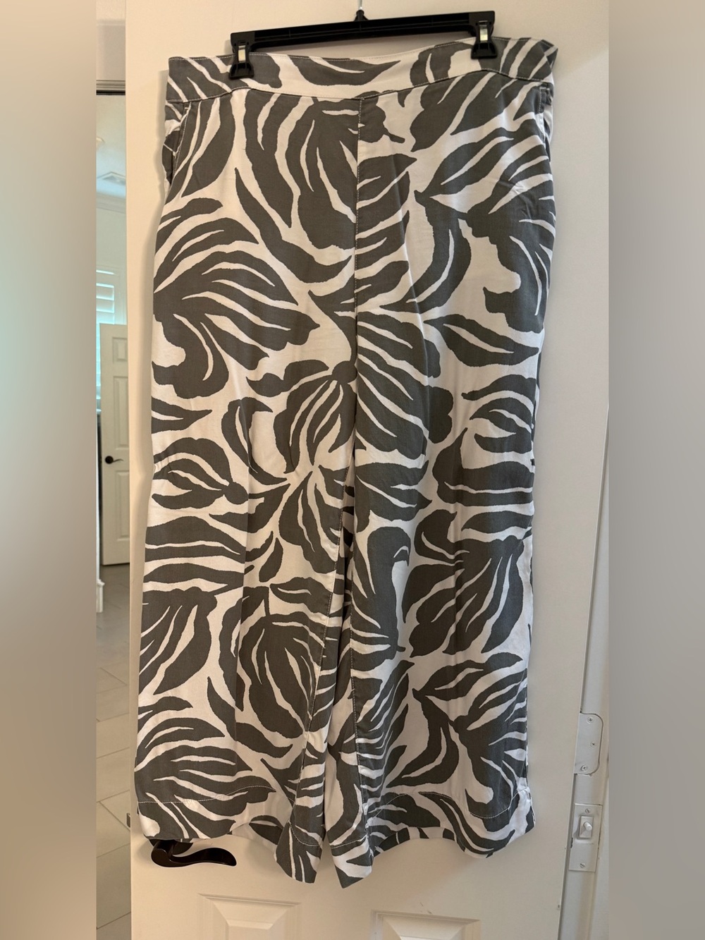 Nicole Miller Wide Leg Pants in White and Gray Tropical Print Sz XL
